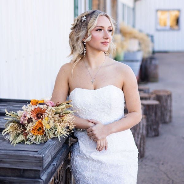 Berry Acres Country Elegance Wedding Venue Kansas City Pose Bouquet Bride