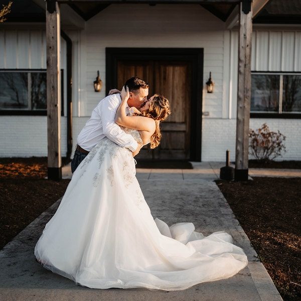 Cedar Valley Forest Kansas City Wedding Barn Venue WedKC Bride Dress Dip