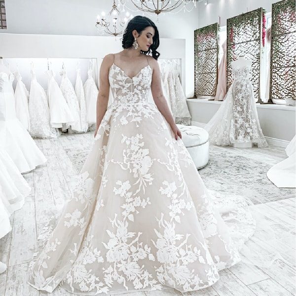 Mimi's Couture Bridal Kansas City Wedding Dress lacey