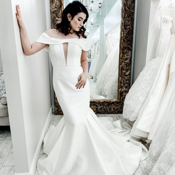 Mimi's Couture Bridal Kansas City Wedding Dress lean