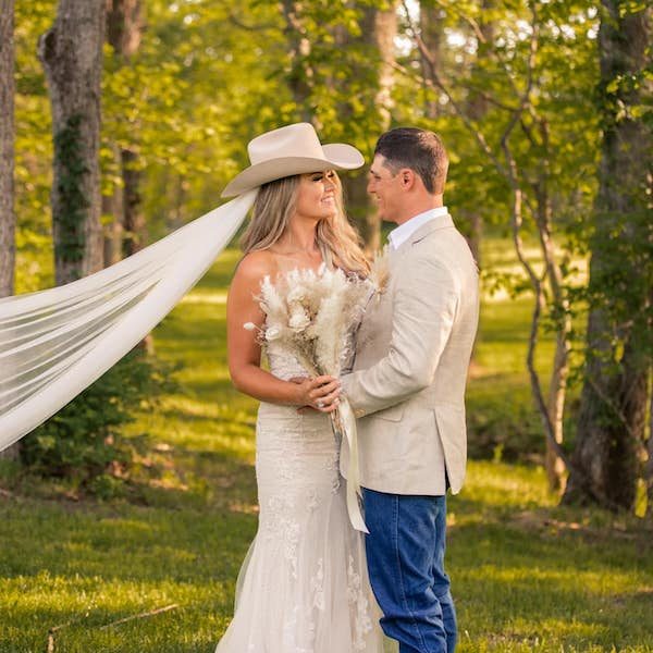 Sunset-Ranch-Wedding-And-Event-Space-Kansas-City-WedKC-Venue-Couple-Hat
