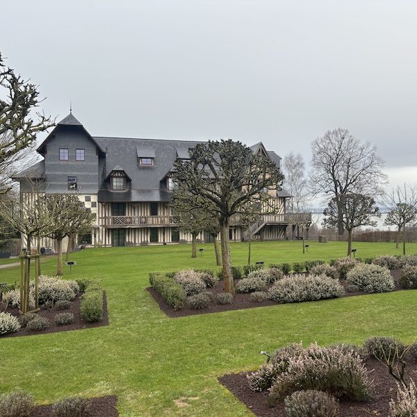 Videre Travel Kansas City Honeymoon Specialist Destination Wedding WedKC Yard Garden